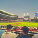 ﻿Entrada para el partido de béisbol de los Atlanta Braves en el Truist Park