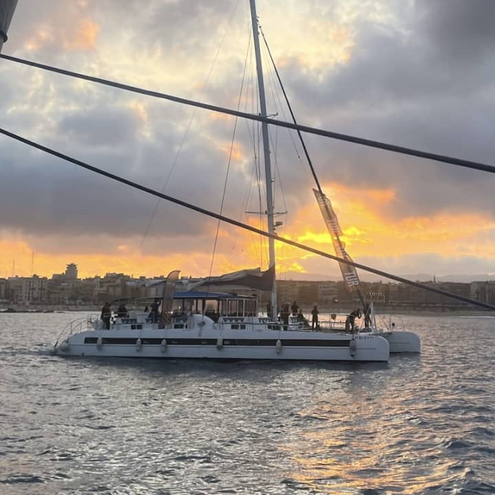 Barcelona: Maravíllate con el atardecer desde el mar con musica y Copa de Bienvenida!